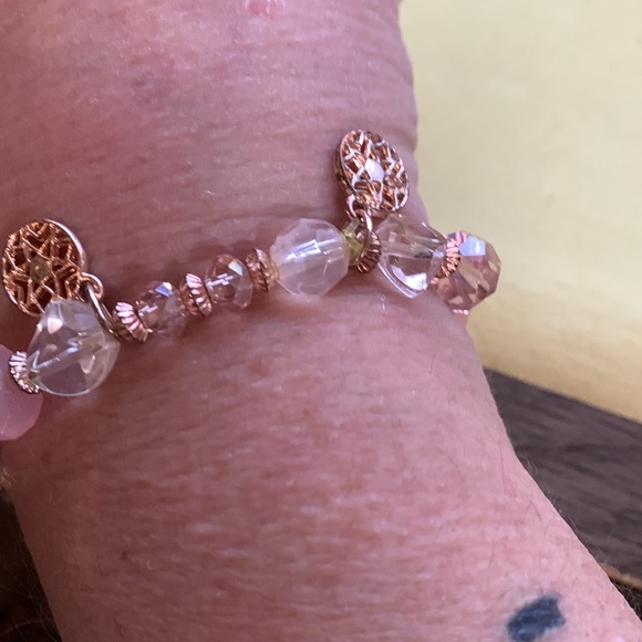 Beautiful stretch bracelet with gold coloured accents and pink and white beads - Picture 2 of 5